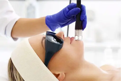 Rejuvenecimiento facial suave con CO2 Fraccionado
